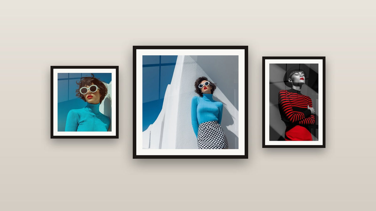Pared de galería con tres cuadros enmarcados, entre ellos Mujer jersey turquesa falda escocesa