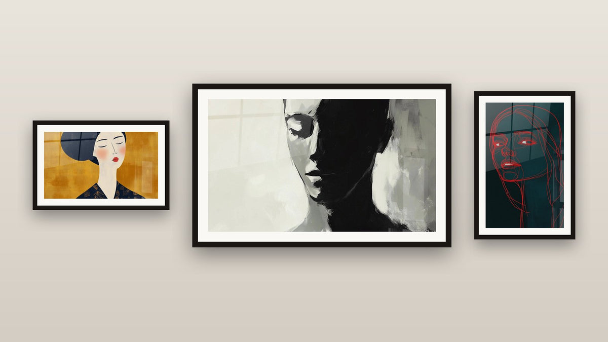 Mur de galerie avec trois tableaux encadrés, dont Inspiré par Tête de Amedeo Modigliani N°3