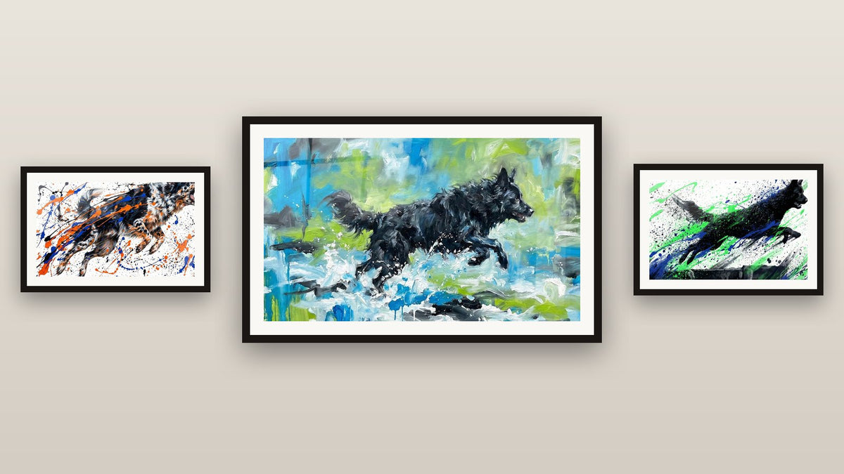 Galerijwand met drie ingelijste schilderijen