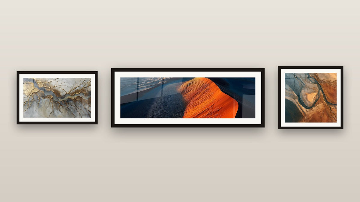 Mur de galerie avec trois tableaux encadrés, dont Méandres Ocre et Turquoise
