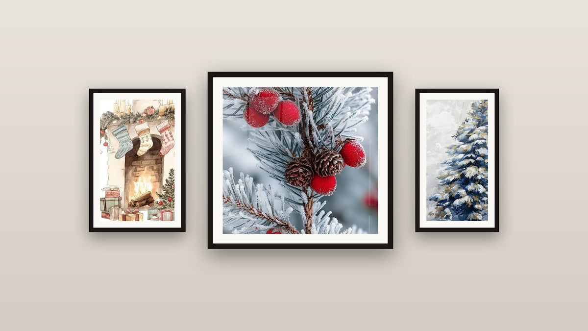 Mur de galerie avec trois tableaux encadrés, dont Sapin Flocons d'or et de neige et Cheminée Bûches Crépitantes de Décembre