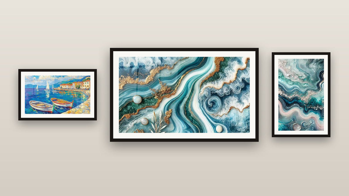 Pared de galería con tres cuadros enmarcados: Flujos Encantados, Encanto Espuma y Puerto N°1