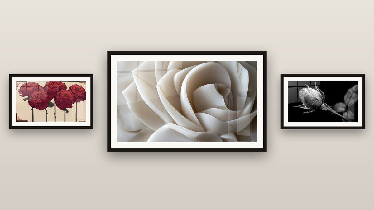 Pared de galería con tres cuadros enmarcados: Rosa con Gotas de Agua, Rosa N°3 y Rosas Rojas