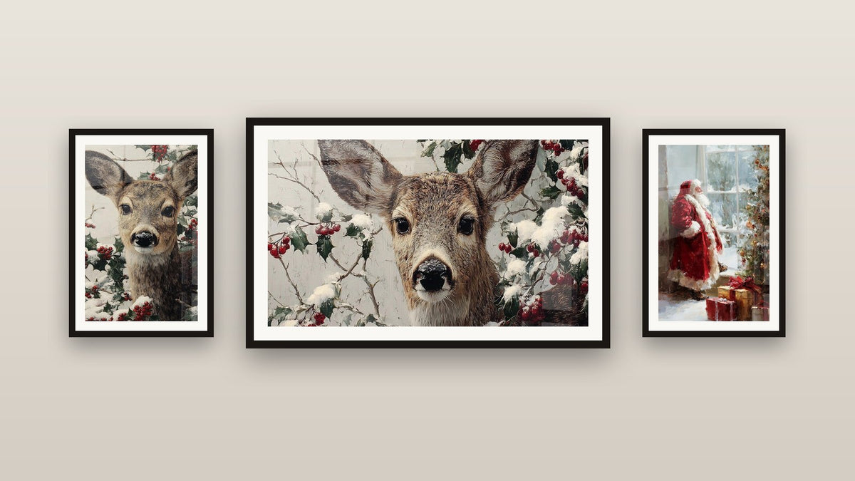 Galeriewand mit drei gerahmten Gemälden, darunter Hirsch Blick unter Schneeflocken