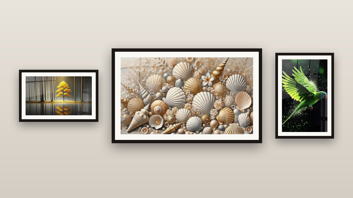 Mur de galerie avec trois tableaux encadrés : Joyaux des Sables, Perruche N°2 et Tranquillité Éternelle