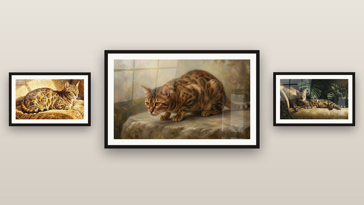 Mur de galerie avec trois tableaux encadrés, dont Chat Bengal sur Rebord de Fenêtre et Chat Bengal Doré