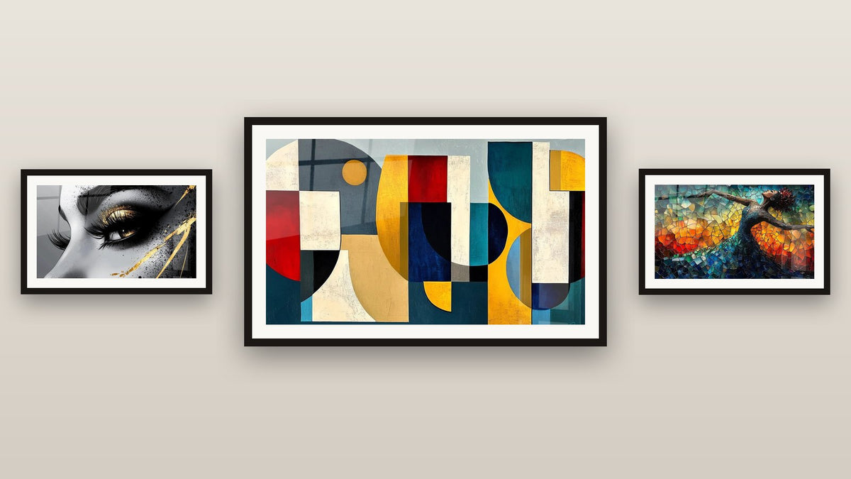 Parete galleria con tre quadri incorniciati, tra cui Forme geometriche colorate di e Occhio lacrima d'oro