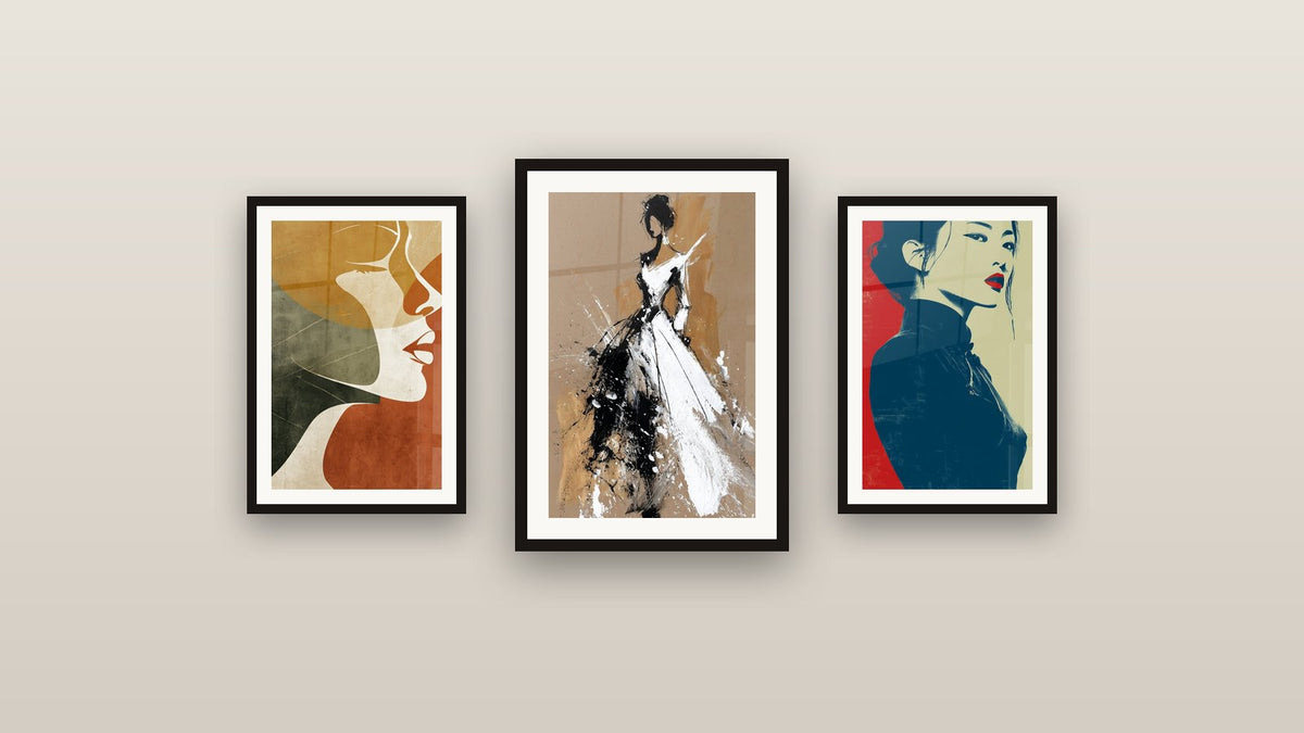 Parete galleria con tre quadri incorniciati, tra cui Donna rosso e blu navy profilo