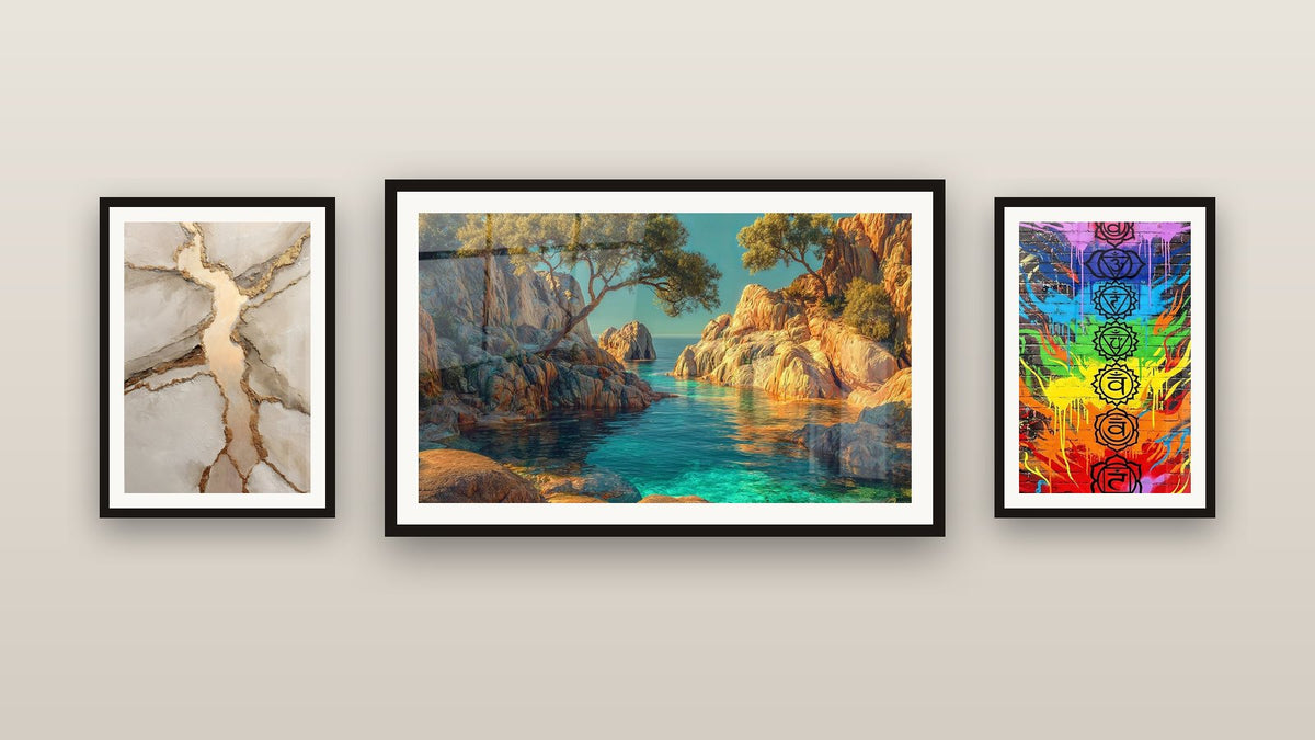 Mur de galerie avec trois tableaux encadrés, dont Crique méditerranéenne et Abstrait veines dorées sur fond beige