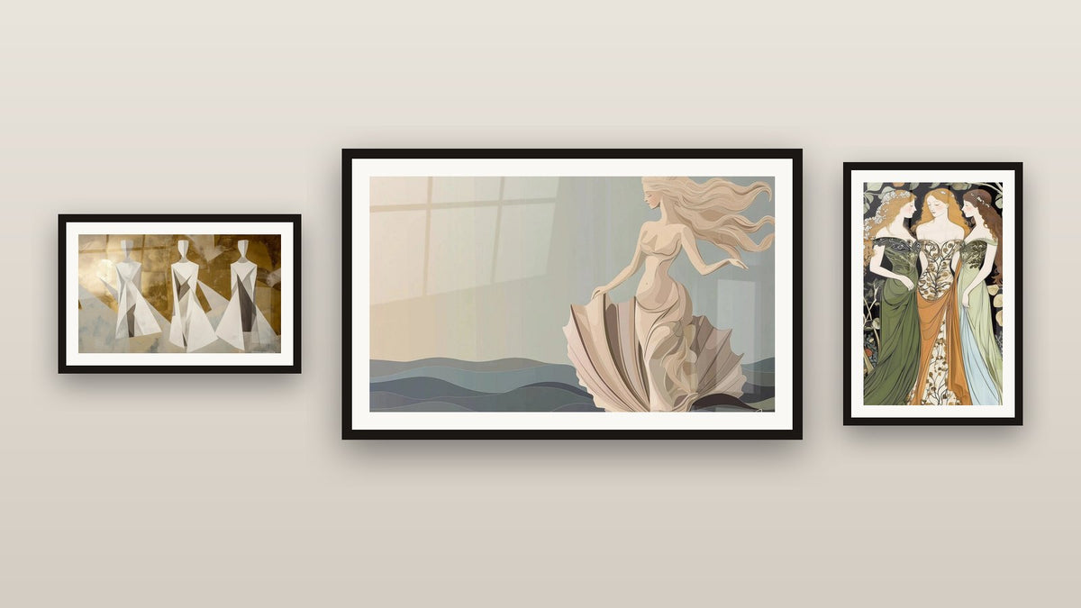 Mur de galerie avec trois tableaux encadrés