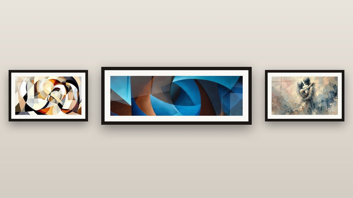 Mur de galerie avec trois tableaux encadrés : Formes circulaires entrelacées, Entre Nous et Formes courbes entrelacées