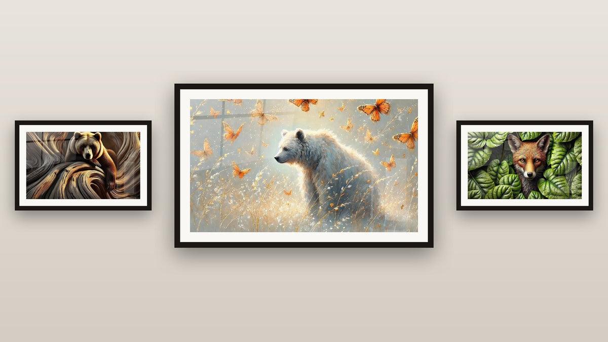 Mur de galerie avec trois tableaux encadrés : Forces Entrelacées, Entre Terre et Ciel et Entre Vert et Feu