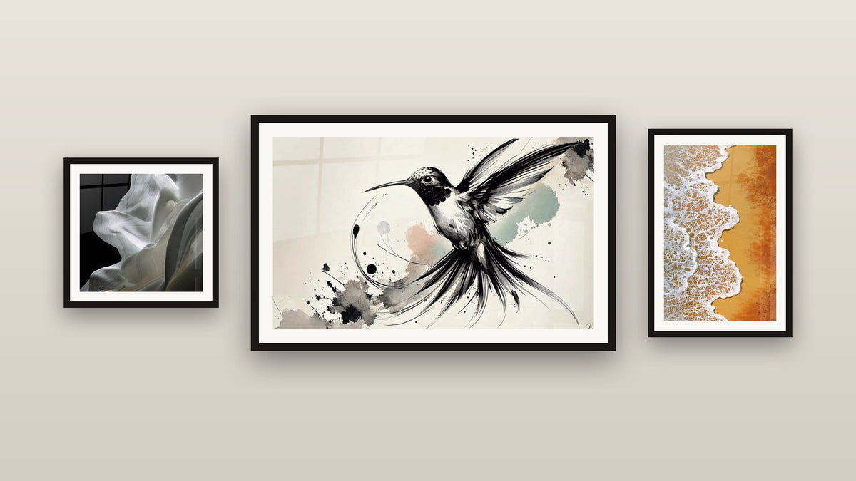 Mur de galerie avec trois tableaux encadrés, dont Éclat Noir et Blanc et Tissu blanc fluide