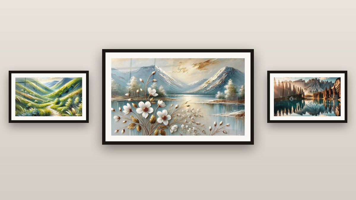 Mur de galerie avec trois tableaux encadrés : Fleurs et Sommets, Lac des Lumières et Poésie Alpine