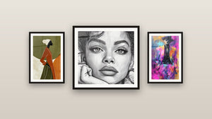 Pared de galería con tres cuadros enmarcados, entre ellos Retrato Mujer y Retrato vintage