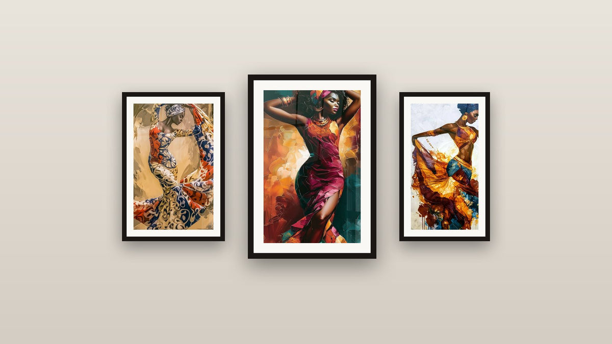 Parete galleria con tre quadri incorniciati, tra cui Ballerina abito bordeaux e sfondo ocra