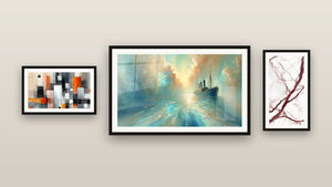 Pared de galería con tres cuadros enmarcados, entre ellos En El Corazón de la Brisa y Mecánica de Colores