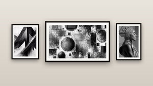 Pared de galería con tres cuadros enmarcados: Mujer Africana Turbante, Mecánica del Caos y Trayectorias Fracturadas