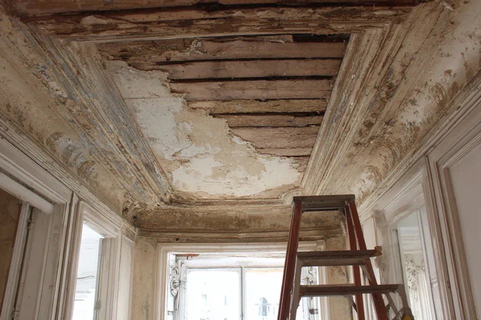 Fixer un tableau au plafond ou en inclinaison : possible ou non ?