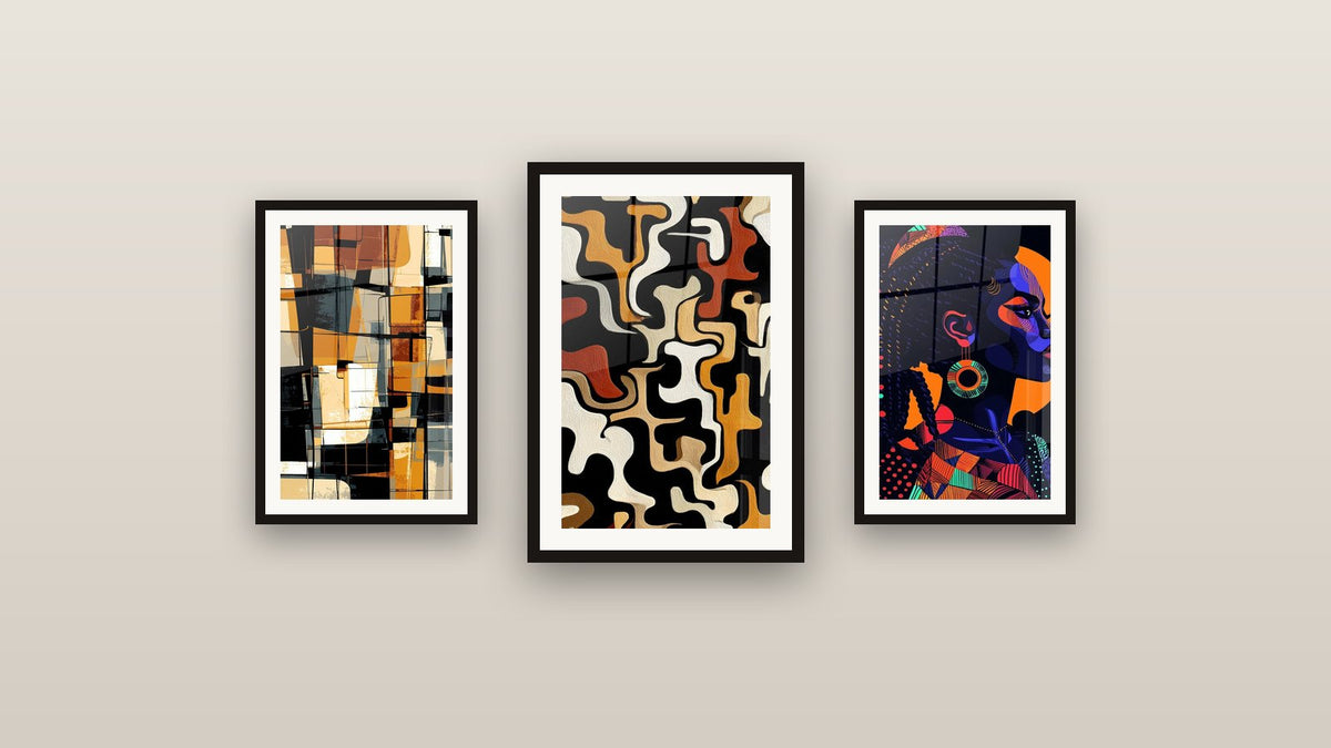 Mur de galerie avec trois tableaux encadrés : Abstrait géométrique, Formes Organiques et Femme Africaine Gardienne des motifs