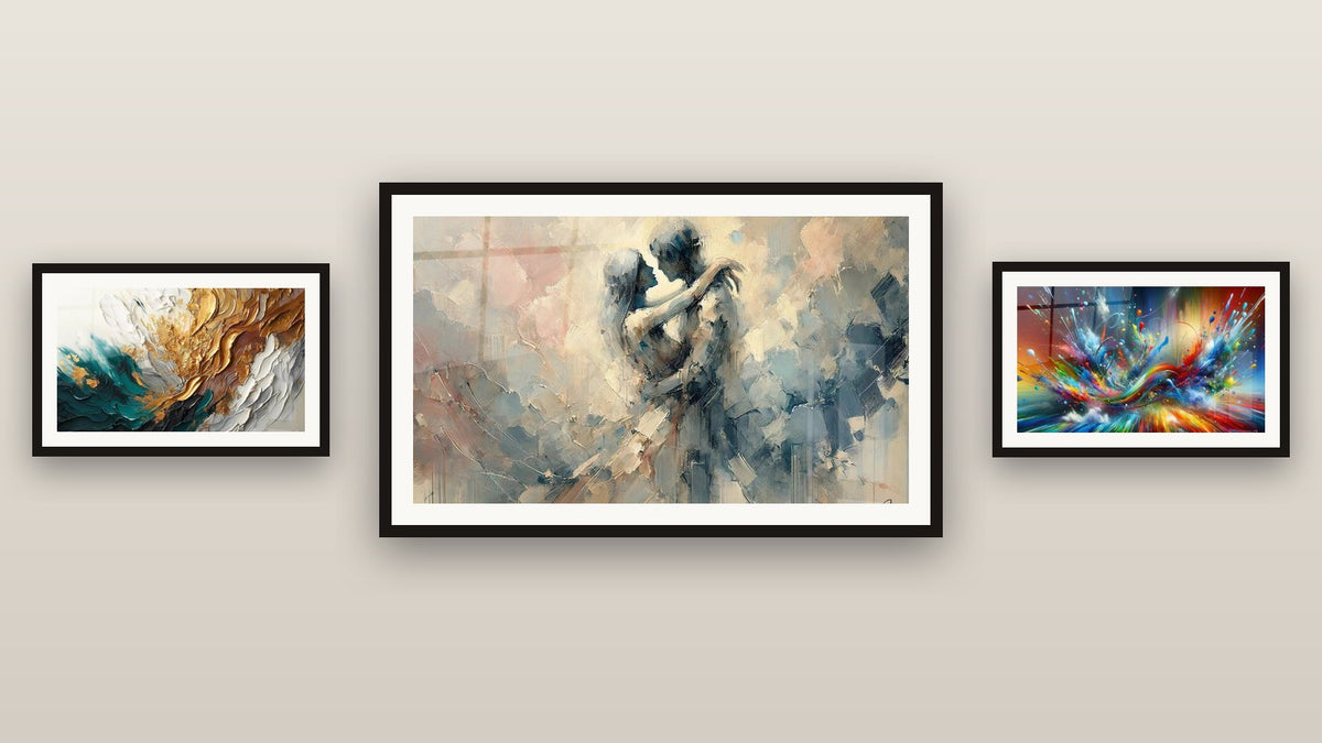 Mur de galerie avec trois tableaux encadrés : Entre Nous, Trace en Or et Jade et Big Bang Artistique Éclatant