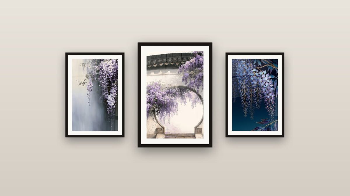 Mur de galerie avec trois tableaux encadrés