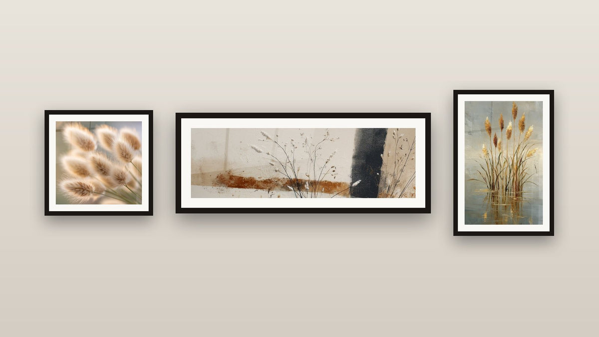Mur de galerie avec trois tableaux encadrés