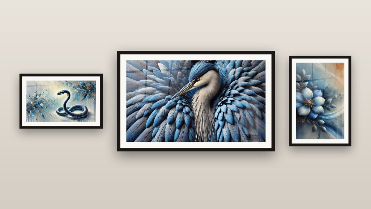 Parete galleria con tre quadri incorniciati: Blu Eterno, Blu di Mezzanotte e Blu Reale