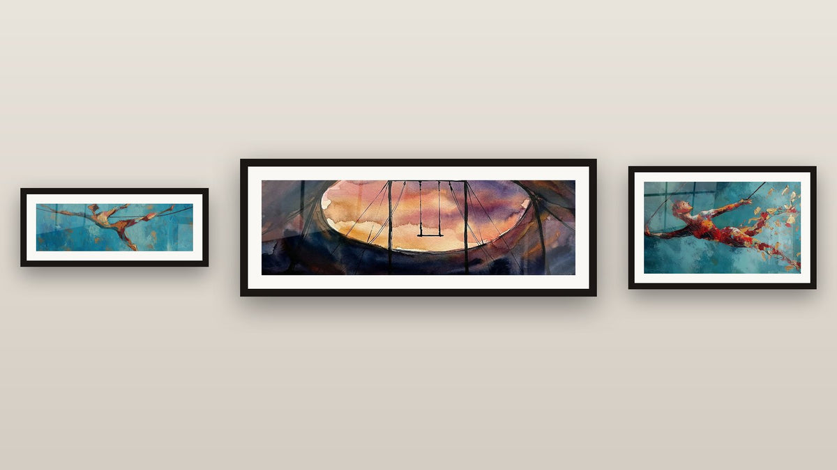 Mur de galerie avec trois tableaux encadrés : Trapèze Aérien, Trapéziste Volant et Trapéziste Voltigeuse