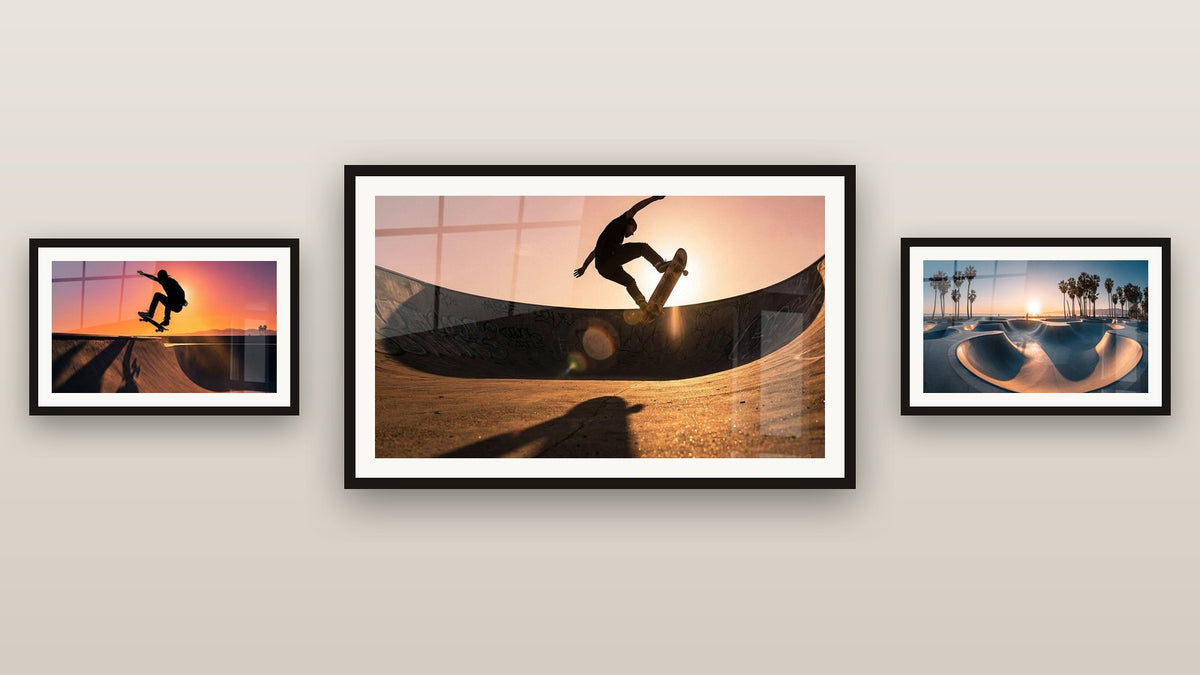 Mur de galerie avec trois tableaux encadrés, dont Skateboard Sunset Bowl et Skateboard Bowl Coucher de Soleil