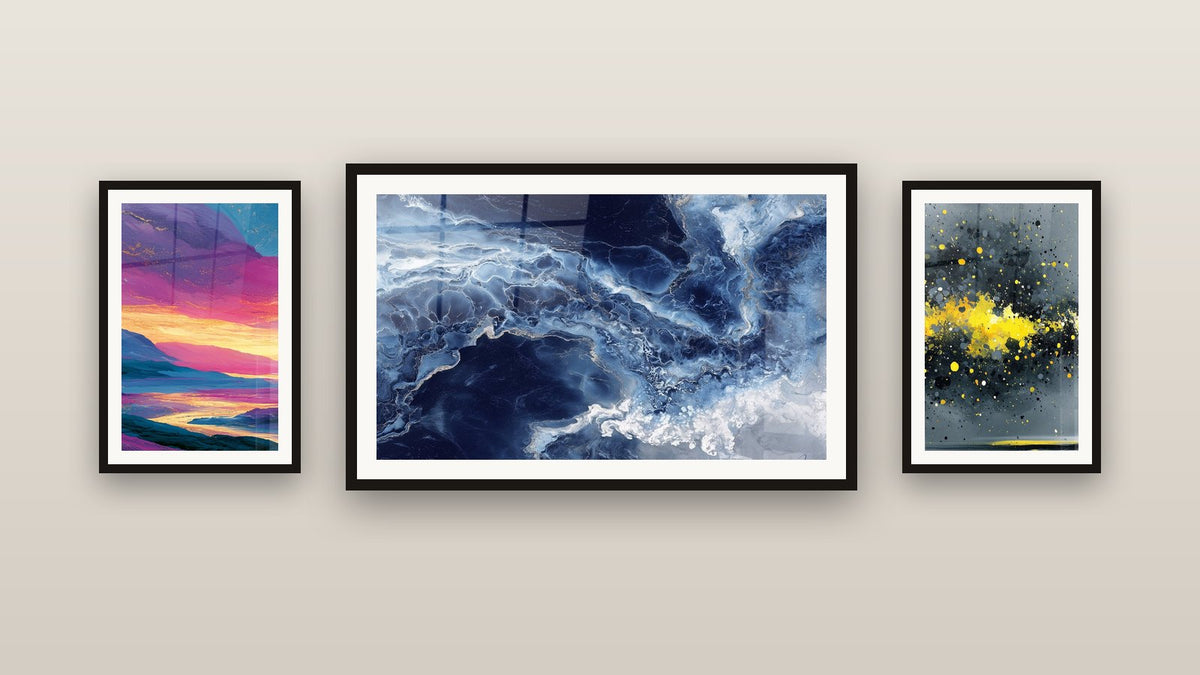 Pared de galería con tres cuadros enmarcados, entre ellos Valle Montañoso con Reflejos Dorados