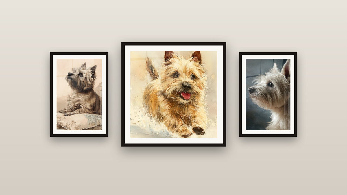 Mur de galerie avec trois tableaux encadrés, dont Chien Poilu en Mouvement Aquarelle Beige