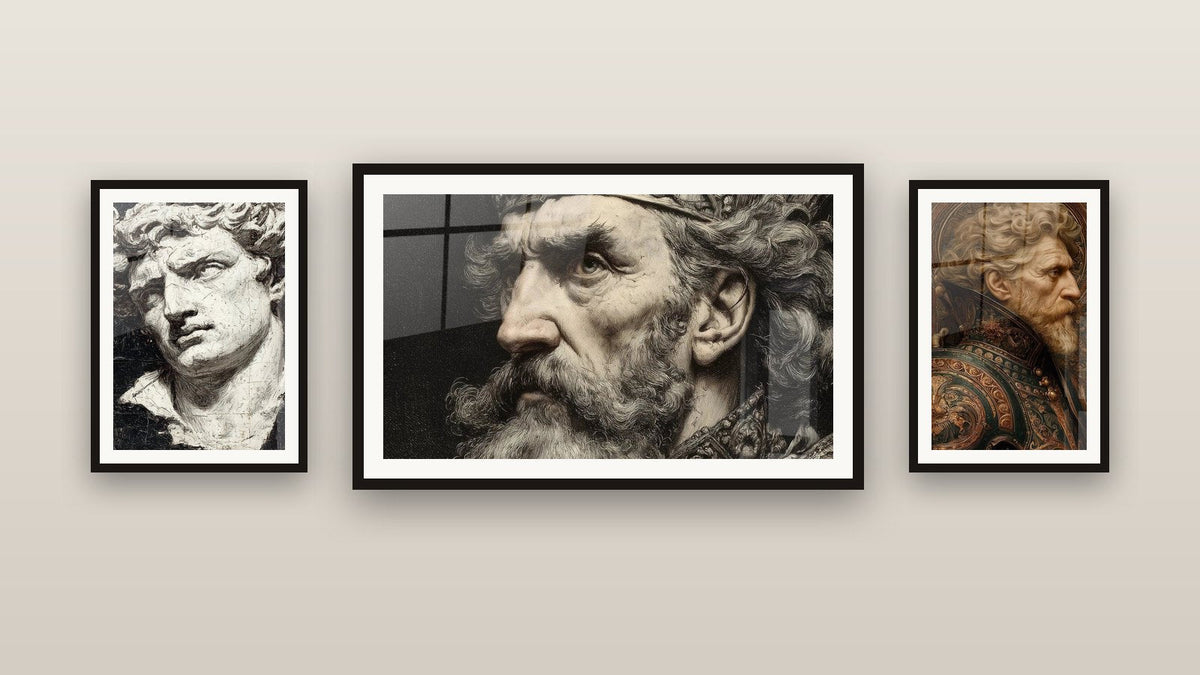 Galerijwand met drie ingelijste schilderijen, waaronder Eeuwige Marmeren Buste en Nobele Krijger in Profiel