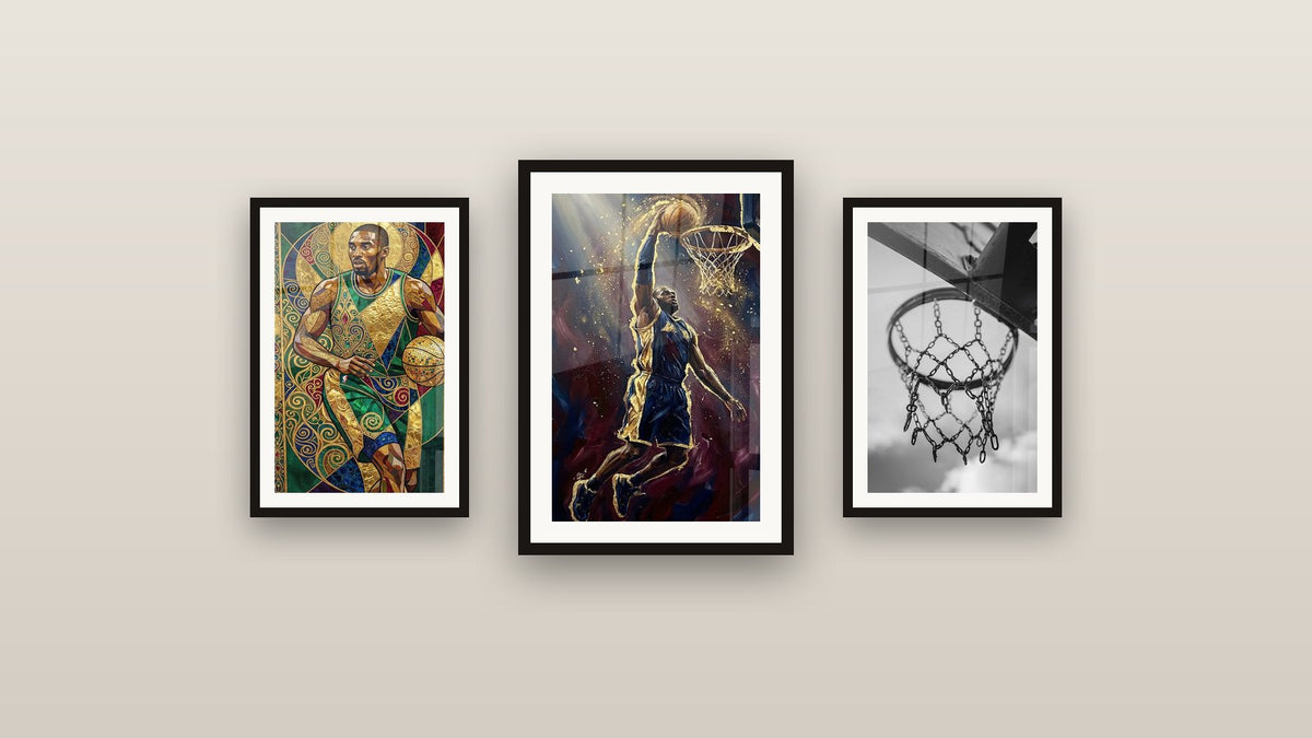 Mur de galerie avec trois tableaux encadrés : Dunk Spectaculaire, Joueur Basketball Style Byzantin et Panier de basketball