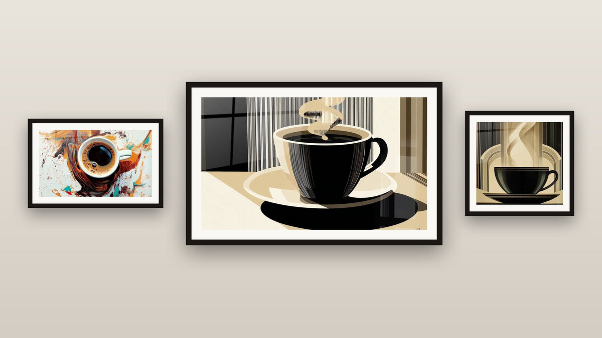 Mur de galerie avec trois tableaux encadrés, dont Café N°4 et Tasse de Café