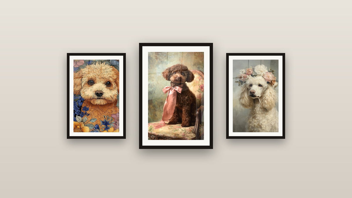 Mur de galerie avec trois tableaux encadrés, dont Caniche Blanc à Couronne de Fleurs Roses