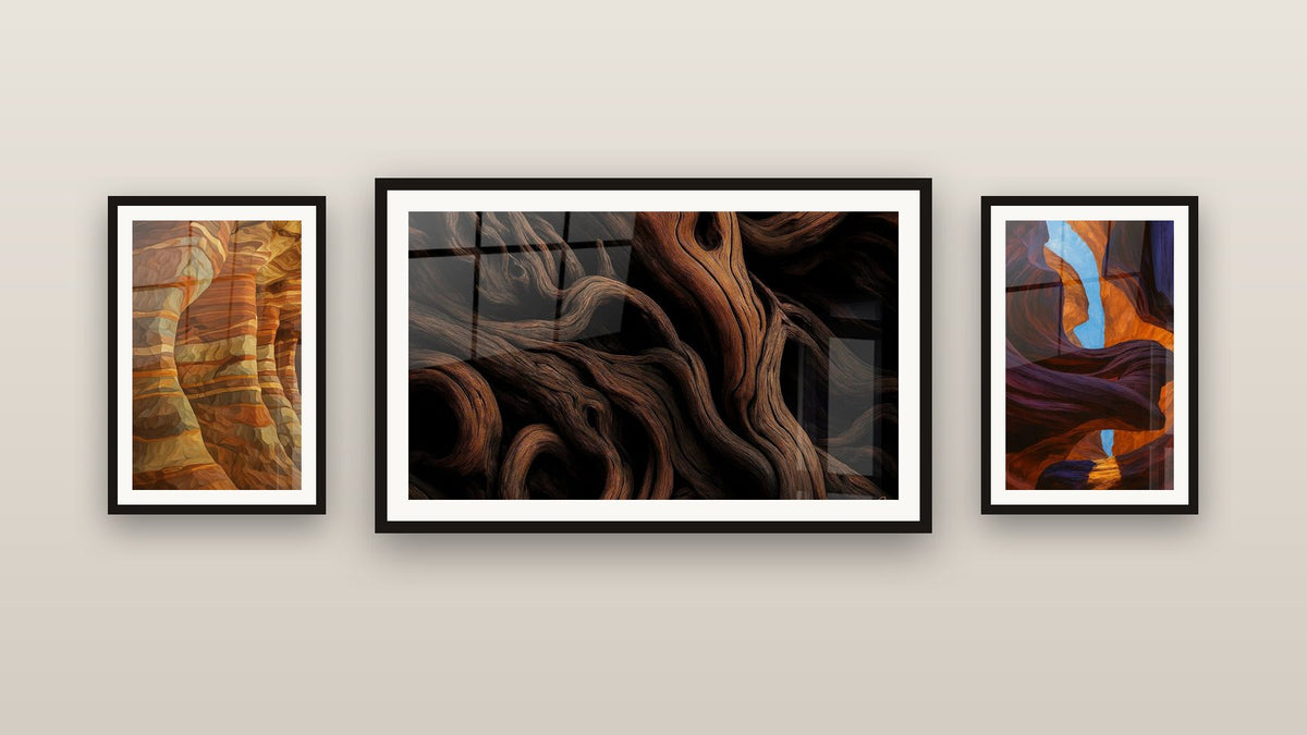 Mur de galerie avec trois tableaux encadrés