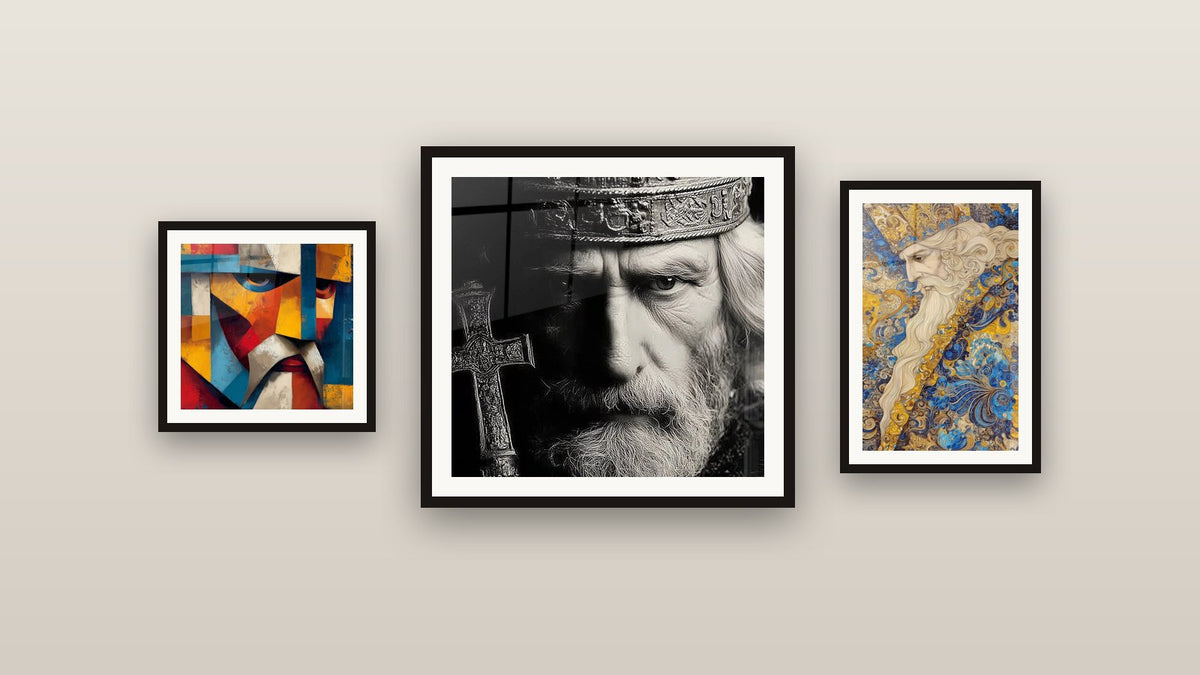 Mur de galerie avec trois tableaux encadrés : Roi Ornements Sacrés, Roi Barbe d'Argent et Visage Cristaux d'Expression