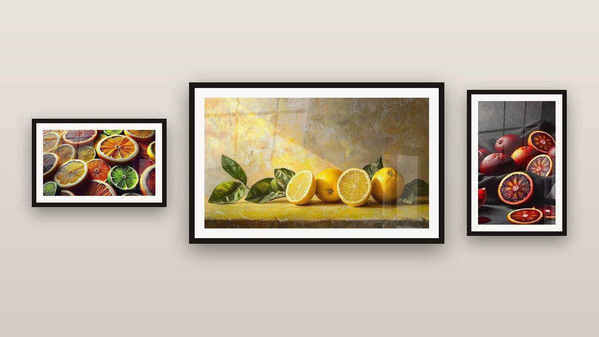 Mur de galerie avec trois tableaux encadrés : Citron N°4, Palette de Citrons et Éclat Sanguin