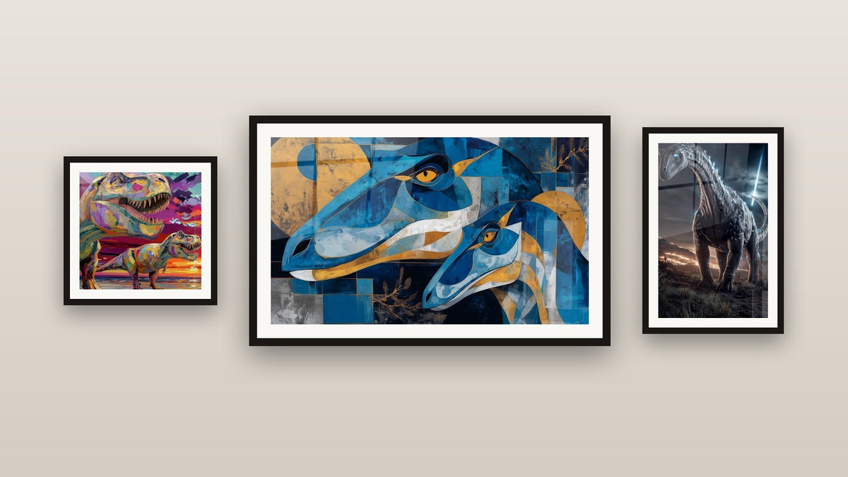 Mur de galerie avec trois tableaux encadrés : Dinosaures Abstraits, Brachiosaure futuriste et T-Rex Coloré