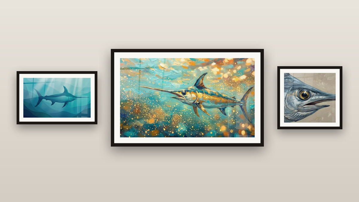 Mur de galerie avec trois tableaux encadrés, dont Espadon Turquoise et Or dans Bulles Dorées