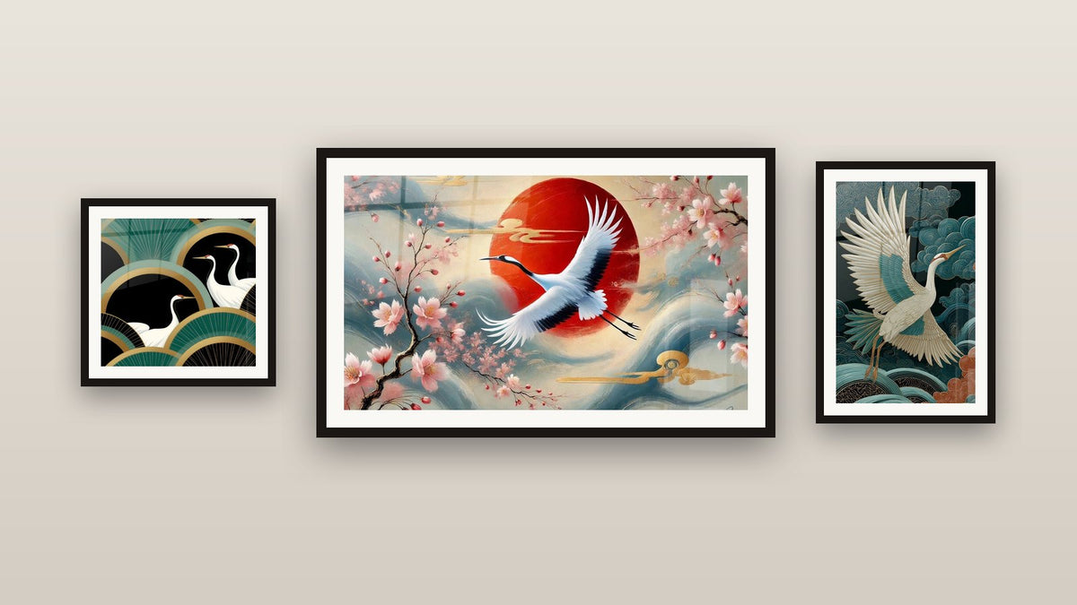 Mur de galerie avec trois tableaux encadrés : Grue en Vol, Grues Art Déco et Sous le Ciel du Japon