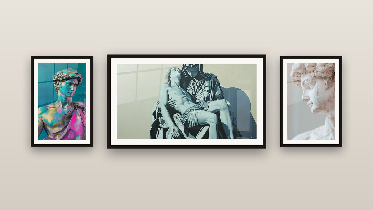 Mur de galerie avec trois tableaux encadrés, dont Inspiré par David de Michel-Ange N°2