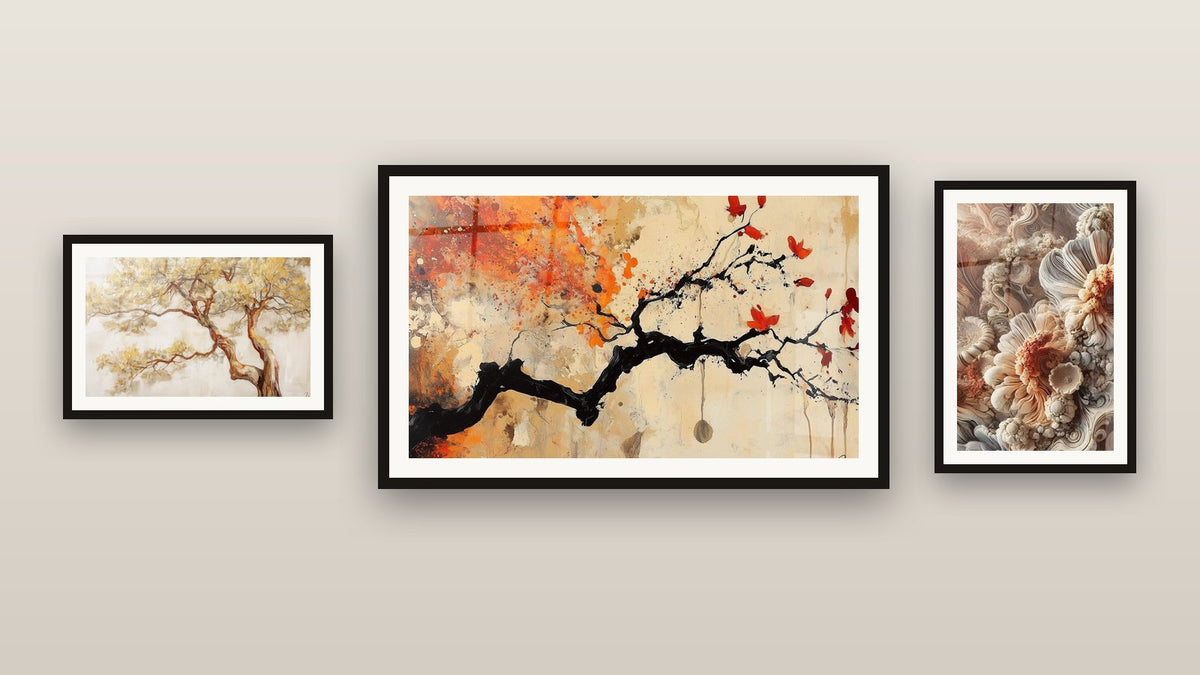 Mur de galerie avec trois tableaux encadrés, dont Rêve Abyssal et Terracotta N°4