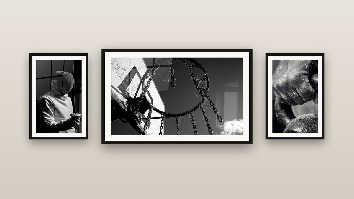 Mur de galerie avec trois tableaux encadrés : Escrime, Boxeur Entraînement et Basketball Panier Vue Bas