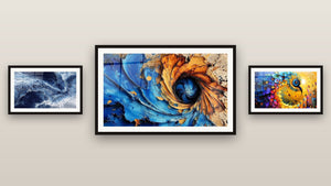 Mur de galerie avec trois tableaux encadrés, dont Oiseau coloré spirale et Spirale cosmique bleue et dorée