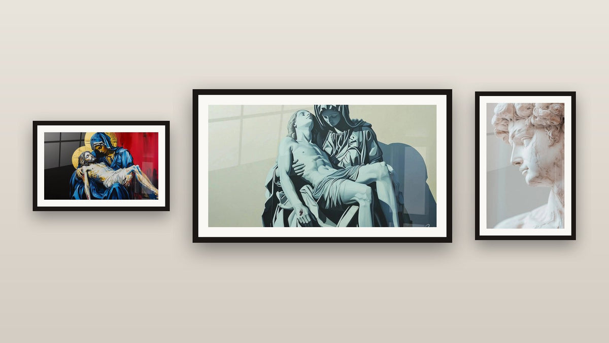 Mur de galerie avec trois tableaux encadrés, dont Inspiré par Pietà de Michel-Ange N°2