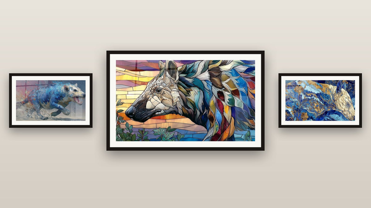 Mur de galerie avec trois tableaux encadrés : Andrewsarchus Mosaïque, Andrewsarchus en Course et Andrewsarchus Ornementale