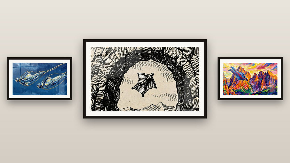 Mur de galerie avec trois tableaux encadrés