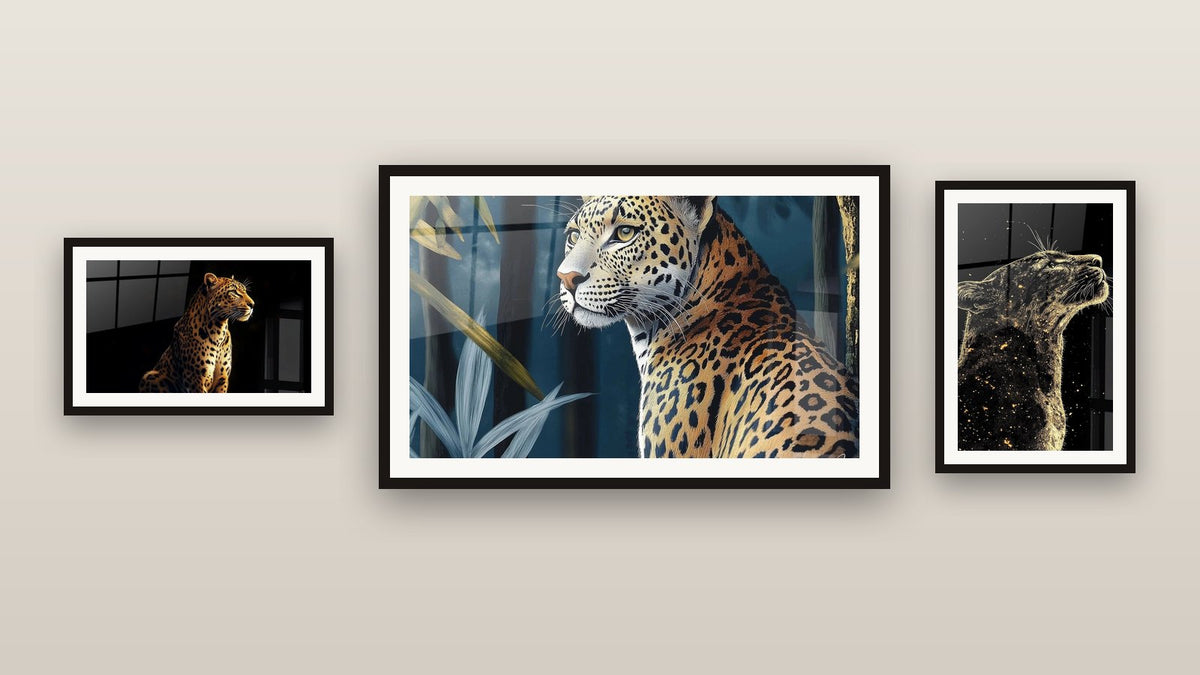 Pared de galería con tres cuadros enmarcados